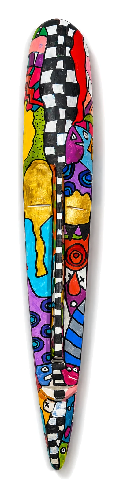 Le Gardien des Couleurs : masque en bois très allongé, peint de damiers, de visages et de motifs colorés.